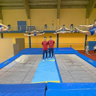Seis de los internacionales vallisoletanos (falta DavidFranco, en elCARde Barcelona) posan con la equipación de la selección española sobre el trampolín.-PABLO REQUEJO
