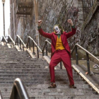 El Joker (Joaquin Phoenix) se pone el mundo por montera al ritmo de ’Rock’n’roll part 2’, de Gary Glitter, en un fotograma de la escena icónica de ’Joker’.-WARNER BROS. PICTURES