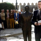 El presidente del Gobierno junto con el hijo de Adolfo Suárez y la estatua del expresidente del Gobierno, hoy en Ávila.-DAVID CASTRO