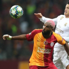 James, en plena puja con Babel.-EFE / EPA / TOLGA BOZOGLU