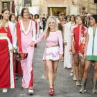 María Lafuente (centro), en el desfile urbano de la última edición de Madrid es Moda por las calles del barrio de La Latina, donde presentó su colección ‘¡Código Rojo 149!’.-ARGICOMUNICACIÓN
