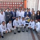 Y El Salvador salió al balcón por segunda ocasión. De blanco impoluto y vestidos como un pincel jugadores, cuerpo técnico y directiva realizaron la foto protocolaria con los trofeos de Liga y Copa, dos de ellos réplicas que se quedarán en propiedad.-J. M. LOSTAU