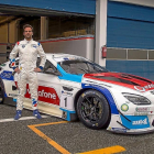 El piloto vallisoletano Roldán Rodríguez, junto al coche con el  que ha participado este año en el Campeonato GTOpen Internacional.-E. M.