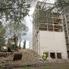 Un operario y una excavadora en los trabajos de demolición de la torre Mergelina.-MIGUEL ÁNGEL SANTOS