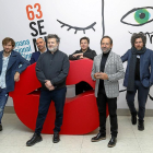 Gastón Duprat, en el centro, junto al equipo artístico de  ‘Mi obra maestra’,  entre ellos, el actor Raúl Arévalo.-J. M.LOSTAU