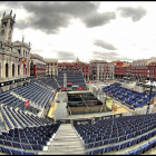 La plaza mayor preparada para acoger la competición durante los próximos días.-J.M. Lostau