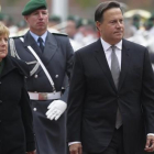 Merkel (izq) y el presidente de Panamá, Juan Carlos Varela, pasan revista a la guardia de honor antes de reunirse en la cancillería, en Berlín, este martes.-AP / MARKUS SCHREIBER