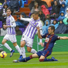 El azulgrana Escalante impide que el blanquivioleta Alcaraz progrese con el balón, ante la presencia de su compañero Calero.-J. M. LOSTAU