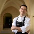 El cocinero PabloMontero en el claustro del monasterio que acoge su restaurante-FERRÁN NADEU