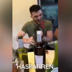 Un pelotari arranca la cabeza a un gallo de un mordisco.-