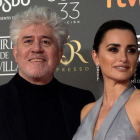 Pedro Almodóvar y Penélope Cruz, en la alfombra roja.-AFP / JORGE GUERRERO
