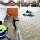 La crecida del Pisuerga obligó ayer a retirar del agua embarcaciones ante el riesgo de que quedaran a la deriva.-J.M. LOSTAU