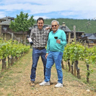 Prada y José Manuel Ferreira, el enólogo de Prada en las viñas que se encuentran frente al Palacio de Canedo.-