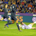 Guardiola remata en el suelo ante Odriozola y Varane.-P. REQUEJO