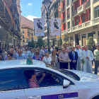 Un taxista recibe la bendición de San Cristóbal en la Plaza Mayor.-EL MUNDO