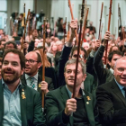 Varios alcaldes saludan al expresidente Puigdemont, fuera de la imagen, en Bruselas.-STEPHANIE LECOCQ