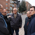 Concejales del PSOE de Valladolid con unos vecinos en la calle Amor de Dios. -E.M.