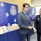 Suárez-Quiñones y el comisario provincial López Canedo, ante la droga y las armas incautadas.-ICAL