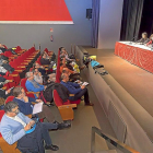 Asamblea celebrada ayer de los trabajadores de Aguas de Valladolid  con el alcalde,  la concejal María Sánchez y dos técnicos.-PABLO REQUEJO
