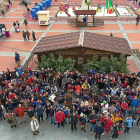 Los asistentes a la celebración en la tradicional foto desde el balcón del Ayuntamiento en la plaza Mayor de Valladolid.-E. M.