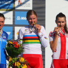 La danesa Amalie Dideriksen (C), se proclama campeona del Mundo junior femenino en la prueba en ruta de los Mundiales de Ciclismo de Ponferrada. Acompañándola en el pódium, la segunda clasificada y medalla de plata Sofia Bertuzzolo (I), y la tercera y med-Ical