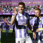 Jaime Mata celebra el único gol del partido, con Ontiveros al lado para felicitarle.-J.M. LOSTAU