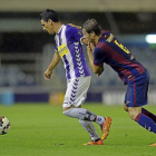 Óscar es agarrado por Samper en el partido frente al Barcelona B disputado el pasado martes.-PHOTO-DEPORTE