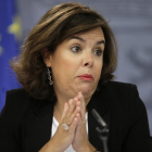 La vicepresidenta del Gobierno en funciones, Soraya Sáenz de Santamaría, durante la rueda de prensa que ha ofrecido hoy tras la reunión del Consejo de Ministros.-EFE/Emilio Naranjo
