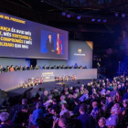 Bartomeu se dirige a los compromisarios en la asamblea del Barça.-JORDI COTRINA