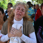 Inés González (c), madre de uno de los fallecidos en el desastre aéreo de este viernes en Cuba, fue registrada al llorar, tras salir del instituto de Medicina Legal donde se realiza la identificación de las víctimas.-EFE