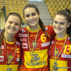 Elena, Mada y Eli posan con la camiseta de España.-EL MUNDO