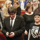 Carles Puigdemont, president de la Generalitat, junto a Anna Gabriel de la CUP tras el pleno del Parlament.-JULIO CARBÓ