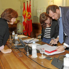 Charo Chávez, María Sánchez y Óscar Puente durante el pleno del martes.-J.M. Lostau