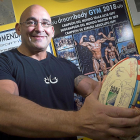 Zapatero posa con un oval en las instalaciones de DreamBody Gym,  el gimnasio que regenta en La Rondilla con el póster que le recuerda ser campeón del mundo al fondo.-MIGUEL ÁNGEL SANTOS