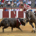 Pablo Hermoso de Mendoza clava una banderilla ante su oponente.-JOSÉ SALVADOR