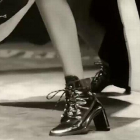 La supermodelo ha diseñado las 'Gigi's boot', un modelo de alta que ha creado para Stwart Weitzman.-EL PERIÓDICO
