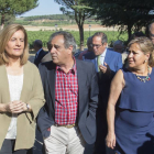La ministra de Empleo, Fátima Báñez, y la vicepresidenta de la Junta de Castilla y León, Rosa Valdeón, acompañadas por el director del curso, Graciano Palomo, antes de su inauguración-ICAL
