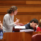 La procuradora de Podemos Natalia del Barrio, durante el pleno monográfico sobre el debate y votación de los Presupuestos Generales de la Comunidad para 2016 y proyecto de ley de Medidas Tributarias.-ICAL