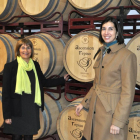 Ascensión Repiso, a la izquierda, y su hija Verónica Salgado, en la sala de crianza de su bodega familiar de Pesquera de Duero (Valladolid).-I. M.