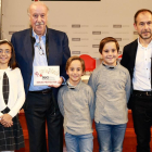 Los niños Isabel, Ángel y Álvar,  junto al premiado Vicente del Bosque y Antonio Rodríguez (REA).-J. M. LOSTAU