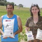 Laureano Porres y Carolina Adrián posan con sacos de diferentes tamaños de Legumbres Arlanza en una finca dedicada al cultivo de alubias.-FOTOS: RAÚL G. OCHOA