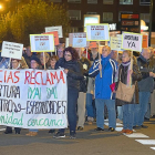 Los vecinos de Delicias portan una pancarta en la que piden la reapertura del centro.-PABLO REQUEJO /PHOTOGENIC