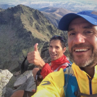David Príncipe y Nacho Sáez posan sonrientes en lo alto del Almanzor.-