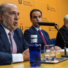 El rector del Universidad Rey Juan Carlos, Javier Ramos,  acompanado por Pablo Chico de la Camara y Enrique Álvarez Conde.-RODRIGO JIMENEZ
