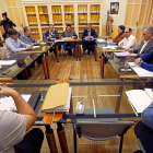 Los concejales Luis Vélez y Manuel Saravia presidieron la reunión con directivos de Auvasa y el comité de empresa.-J.M. L.