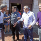 Monedero, Sáez y Fernández en la entrada del Ayuntamiento de Laguna.-ICAL
