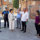 Vélez, Romero, Otero, Jímenez, junto al jefe de la Policia Local del distrito y un vecino, en su visita a Las Viudas.-PABLO REQUEJO/PHOTOGENIC