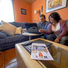 Enrique Seoane y Rosana de Castro, trabajando con el ordendor en el salón de su vivienda de Castronuño.-PABLO REQUEJO