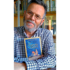 José Antonio Abella posa con su nueva novela.-E. M.
