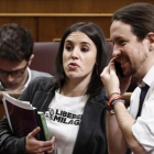 Montero, con el nombre de Milagro Sala en la camiseta. Iglesias, al lado.-EFE